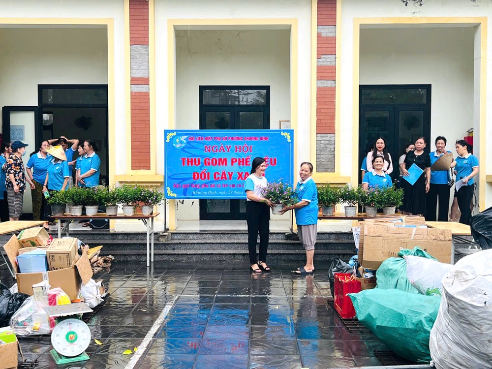 Phụ nữ Khương Đình đổi phế liệu lấy cây xanh, gây quỹ ủng hộ phụ nữ và trẻ em khó khăn - ảnh 6