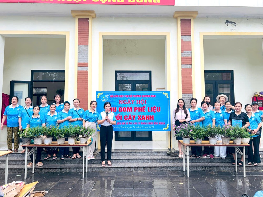 Phụ nữ Khương Đình đổi phế liệu lấy cây xanh, gây quỹ ủng hộ phụ nữ và trẻ em khó khăn - ảnh 2