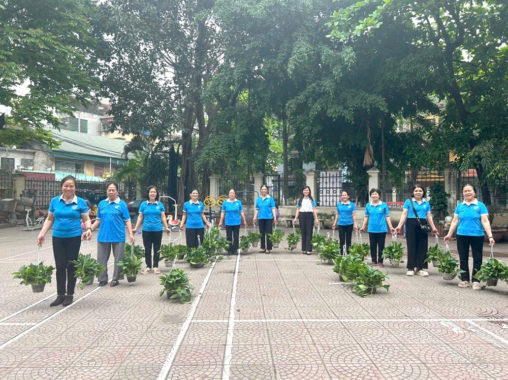 Phụ nữ Khương Đình đổi phế liệu lấy cây xanh, gây quỹ ủng hộ phụ nữ và trẻ em khó khăn - ảnh 5