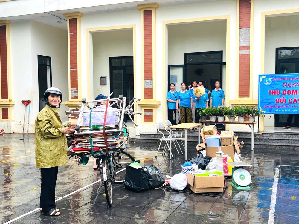 Phụ nữ Khương Đình đổi phế liệu lấy cây xanh, gây quỹ ủng hộ phụ nữ và trẻ em khó khăn - ảnh 8