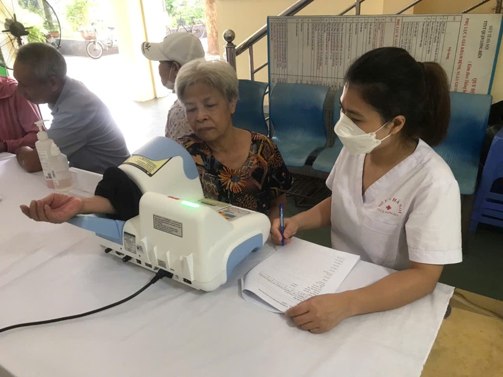 Phường Việt Hưng đẩy mạnh hoạt động chăm sóc sức khỏe người cao tuổi - ảnh 2