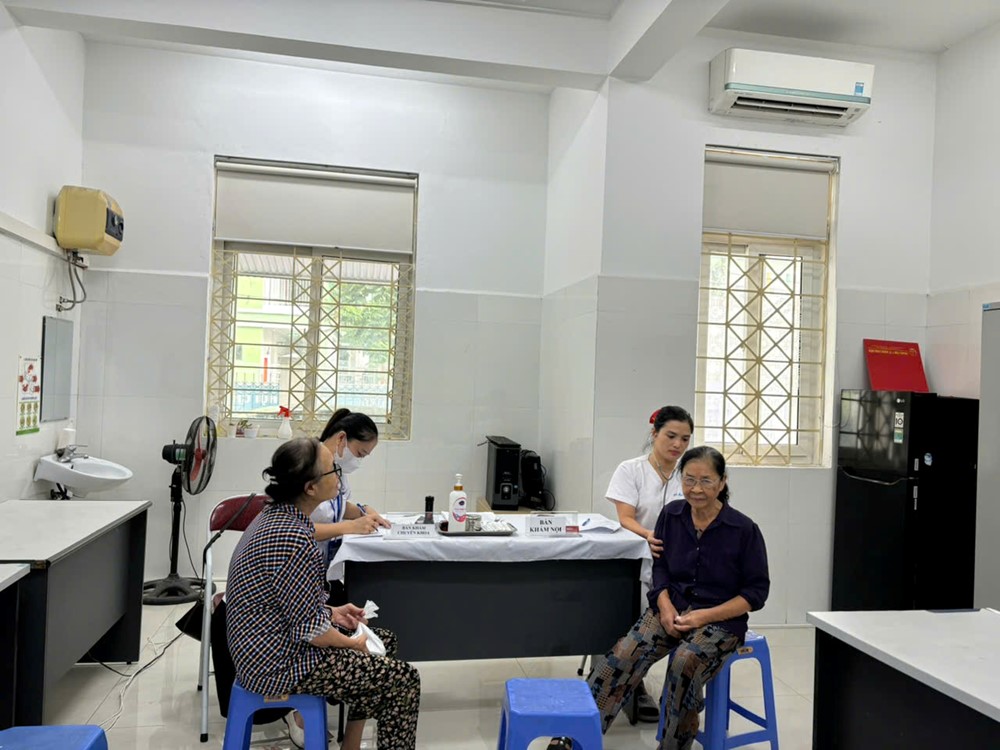 Phường Việt Hưng đẩy mạnh hoạt động chăm sóc sức khỏe người cao tuổi - ảnh 1