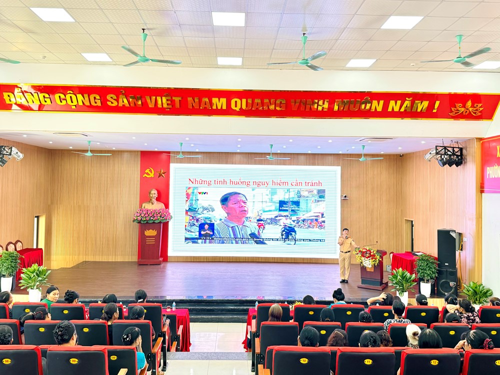 Hơn 200 cán bộ, hội viên phụ nữ phường Thượng Cát được tuyên truyền về an toàn giao thông - ảnh 4