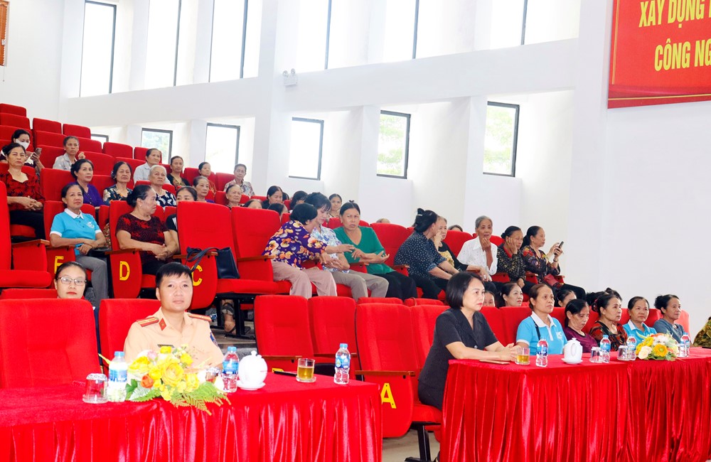 Hơn 200 cán bộ, hội viên phụ nữ phường Thượng Cát được tuyên truyền về an toàn giao thông - ảnh 1