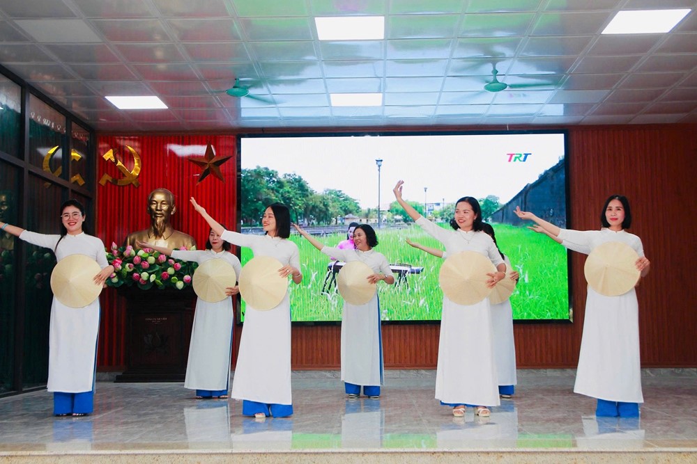 Hà Nội biểu dương nhiều trẻ em gái chăm ngoan, học giỏi - ảnh 3