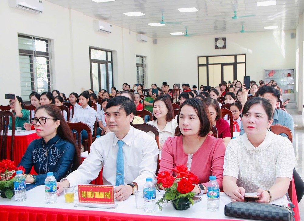 Hà Nội biểu dương nhiều trẻ em gái chăm ngoan, học giỏi - ảnh 1