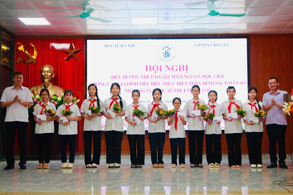 Hà Nội biểu dương nhiều trẻ em gái chăm ngoan, học giỏi - ảnh 6