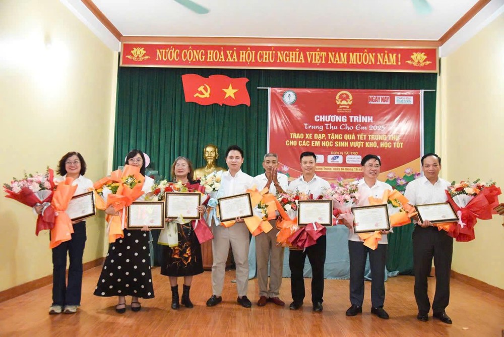 Hơn 300 suất quà Trung thu ý nghĩa đến tay học sinh nghèo vượt khó - ảnh 5