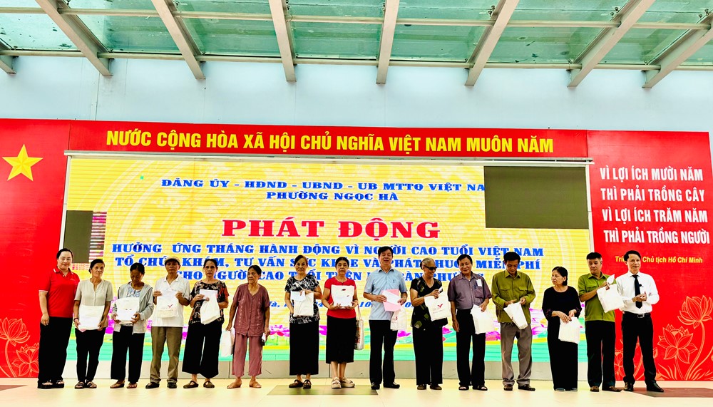 Phường Ngọc Hà: Tổ chức khám, tư vấn và phát thuốc miễn phí cho người cao tuổi - ảnh 2