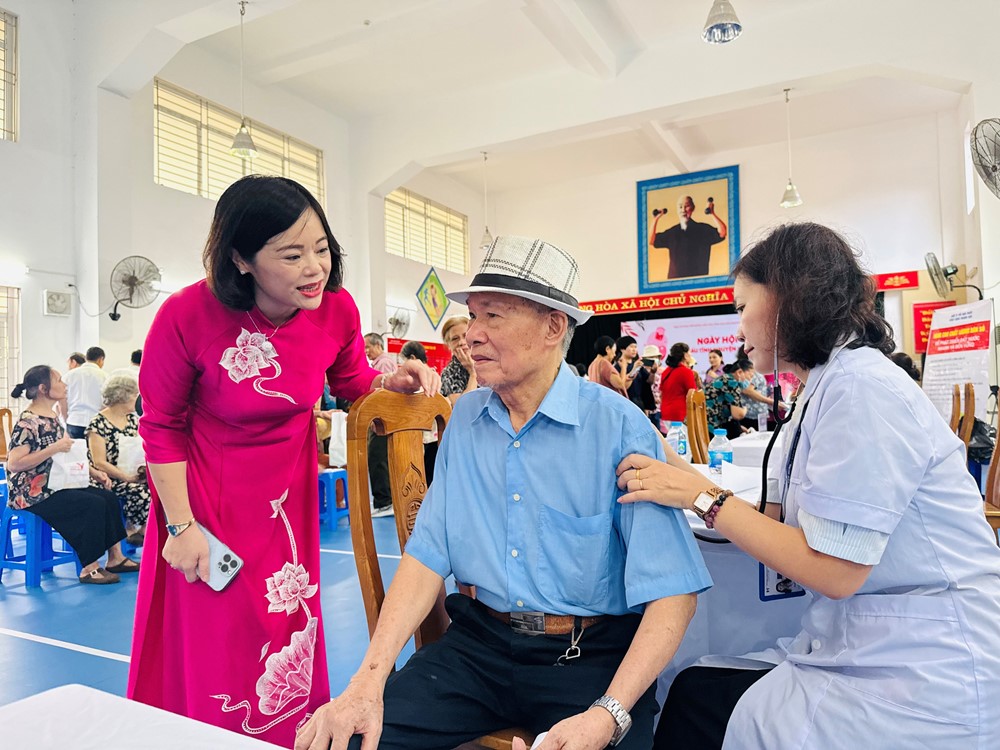 Phường Ngọc Hà: Tổ chức khám, tư vấn và phát thuốc miễn phí cho người cao tuổi - ảnh 7