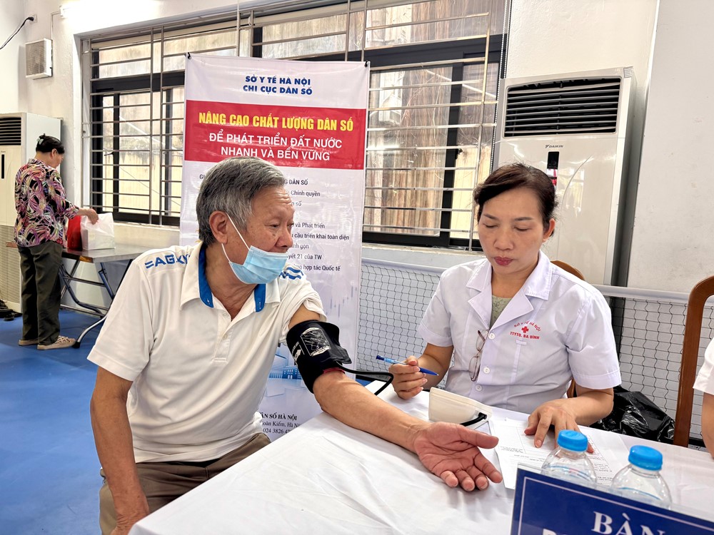Phường Ngọc Hà: Tổ chức khám, tư vấn và phát thuốc miễn phí cho người cao tuổi - ảnh 6