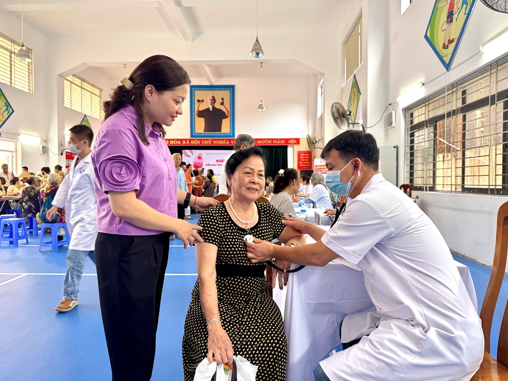 Phường Ngọc Hà: Tổ chức khám, tư vấn và phát thuốc miễn phí cho người cao tuổi - ảnh 5