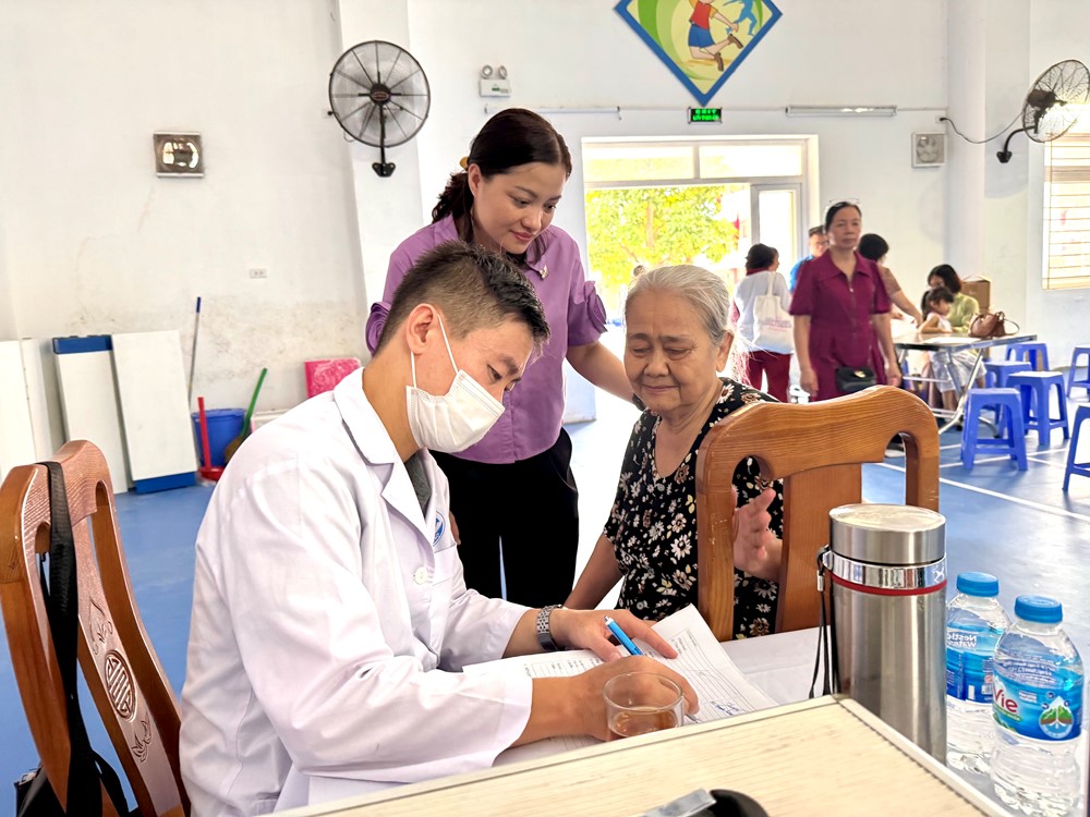 Phường Ngọc Hà: Tổ chức khám, tư vấn và phát thuốc miễn phí cho người cao tuổi - ảnh 4