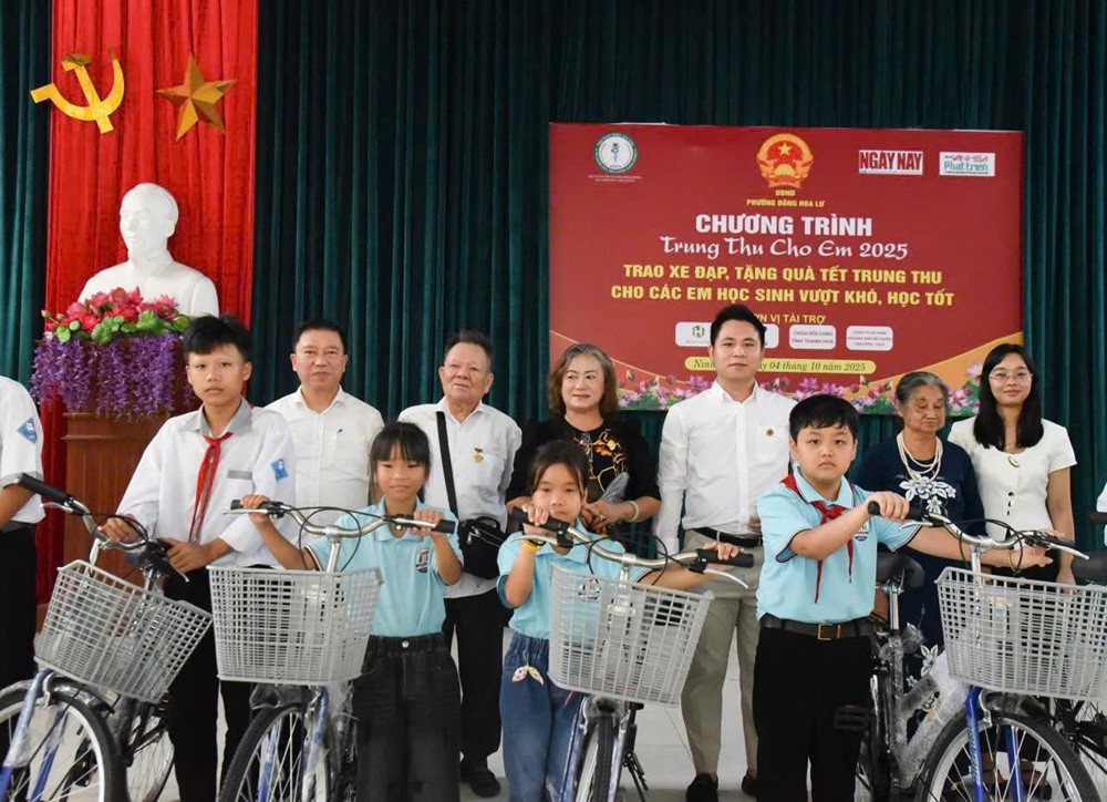 Hơn 300 suất quà Trung thu ý nghĩa đến tay học sinh nghèo vượt khó - ảnh 2