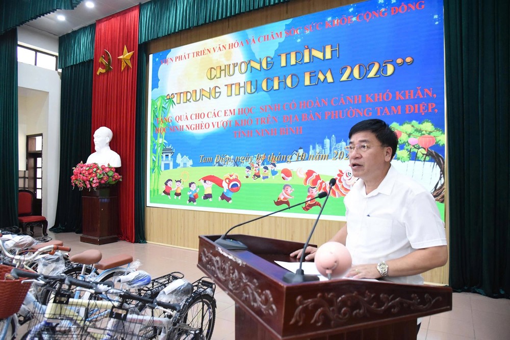 Hơn 300 suất quà Trung thu ý nghĩa đến tay học sinh nghèo vượt khó - ảnh 1