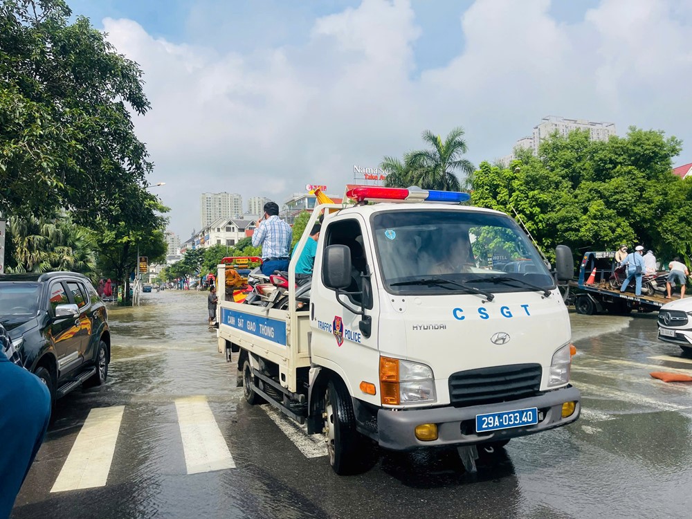 Giao thông Hà Nội cơ bản ổn định sau ảnh hưởng của bão số 11 - ảnh 4