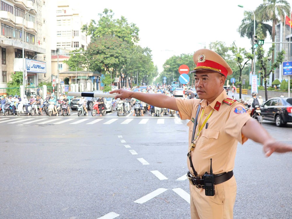 Giao thông Hà Nội cơ bản ổn định sau ảnh hưởng của bão số 11 - ảnh 1