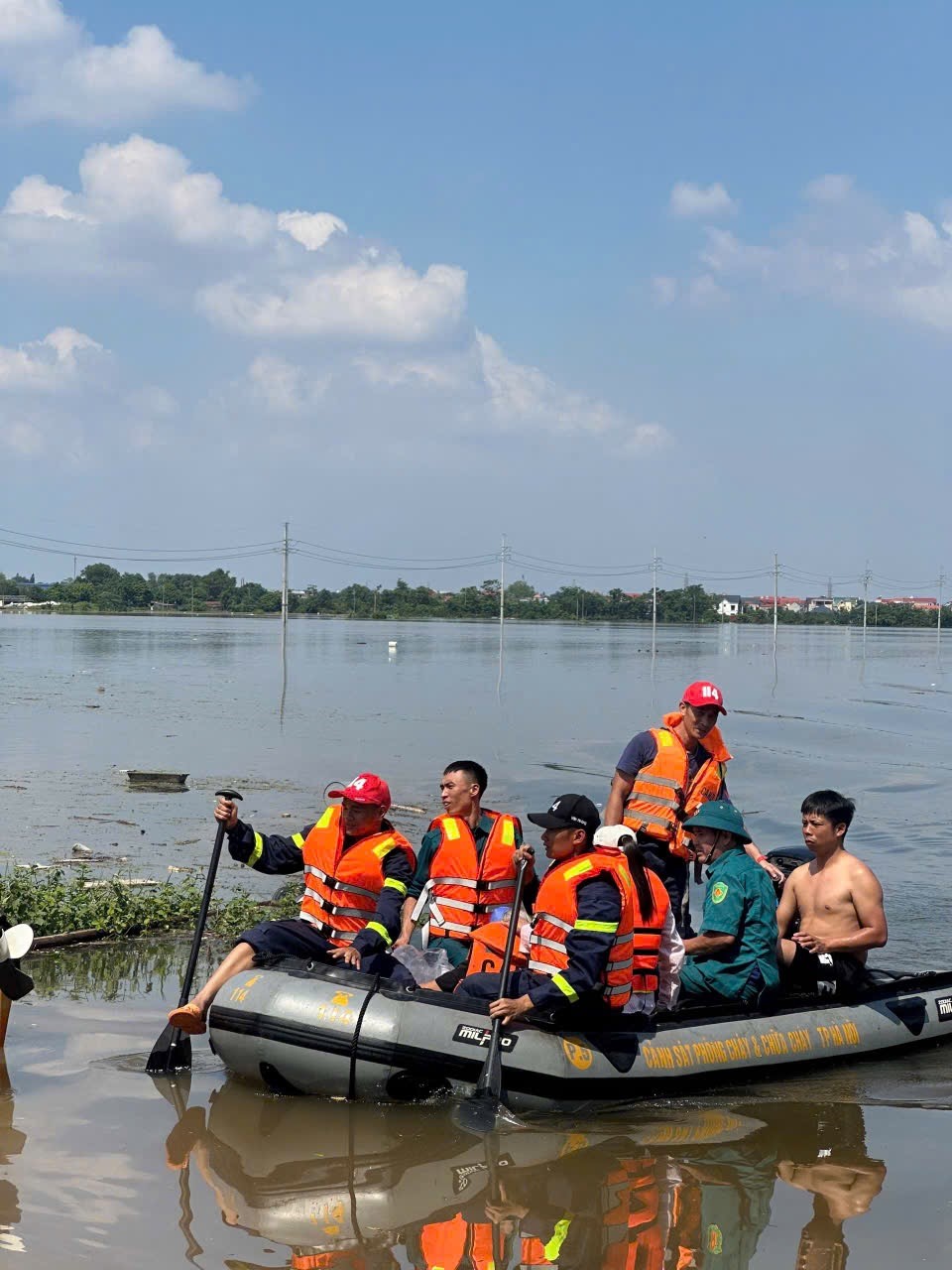 Công an Thành phố tổ chức hỗ trợ người dân xã Trung Giã khắc phục hậu quả mưa lũ - ảnh 3