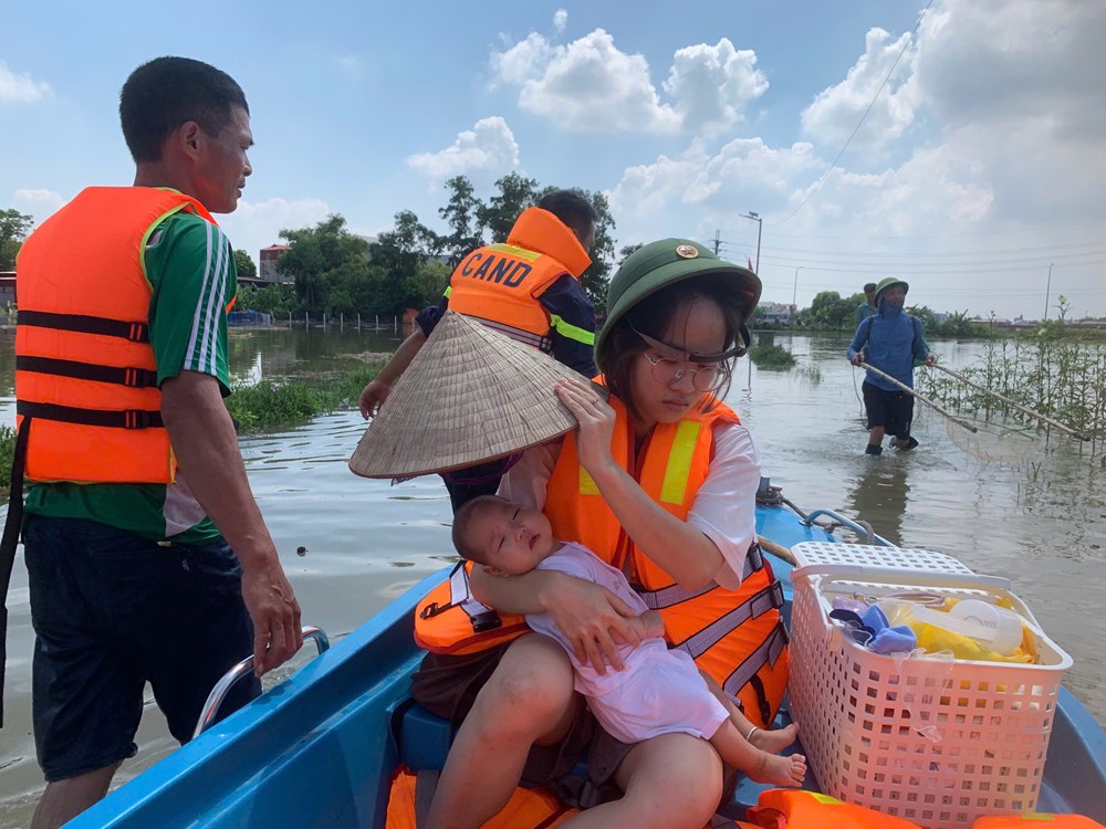 Công an Thành phố tổ chức hỗ trợ người dân xã Trung Giã khắc phục hậu quả mưa lũ - ảnh 4