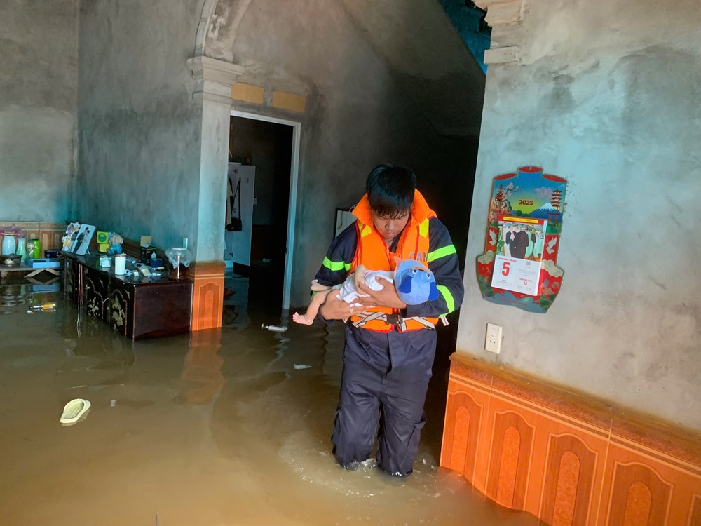Công an Thành phố tổ chức hỗ trợ người dân xã Trung Giã khắc phục hậu quả mưa lũ - ảnh 6