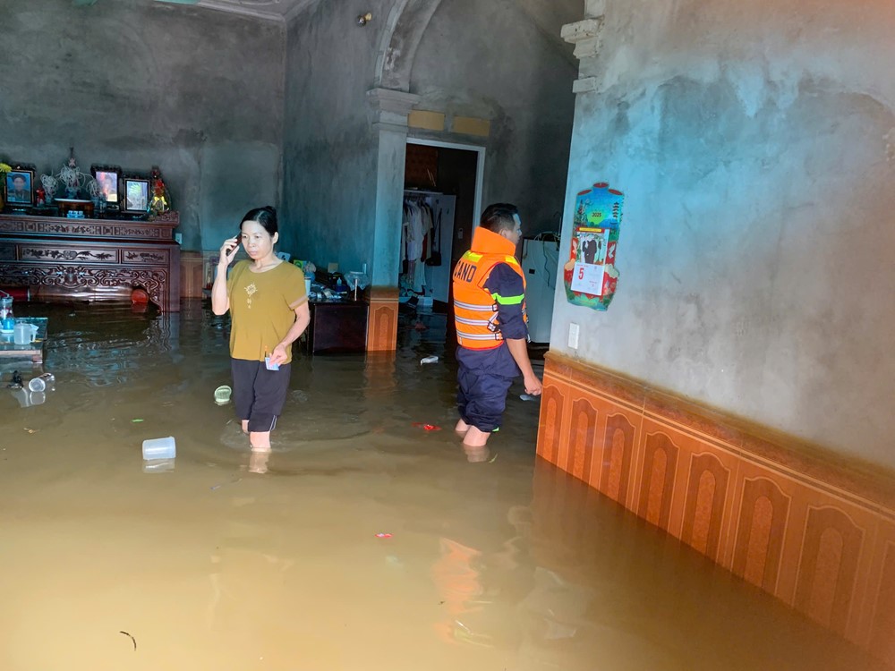 Công an Thành phố tổ chức hỗ trợ người dân xã Trung Giã khắc phục hậu quả mưa lũ - ảnh 7