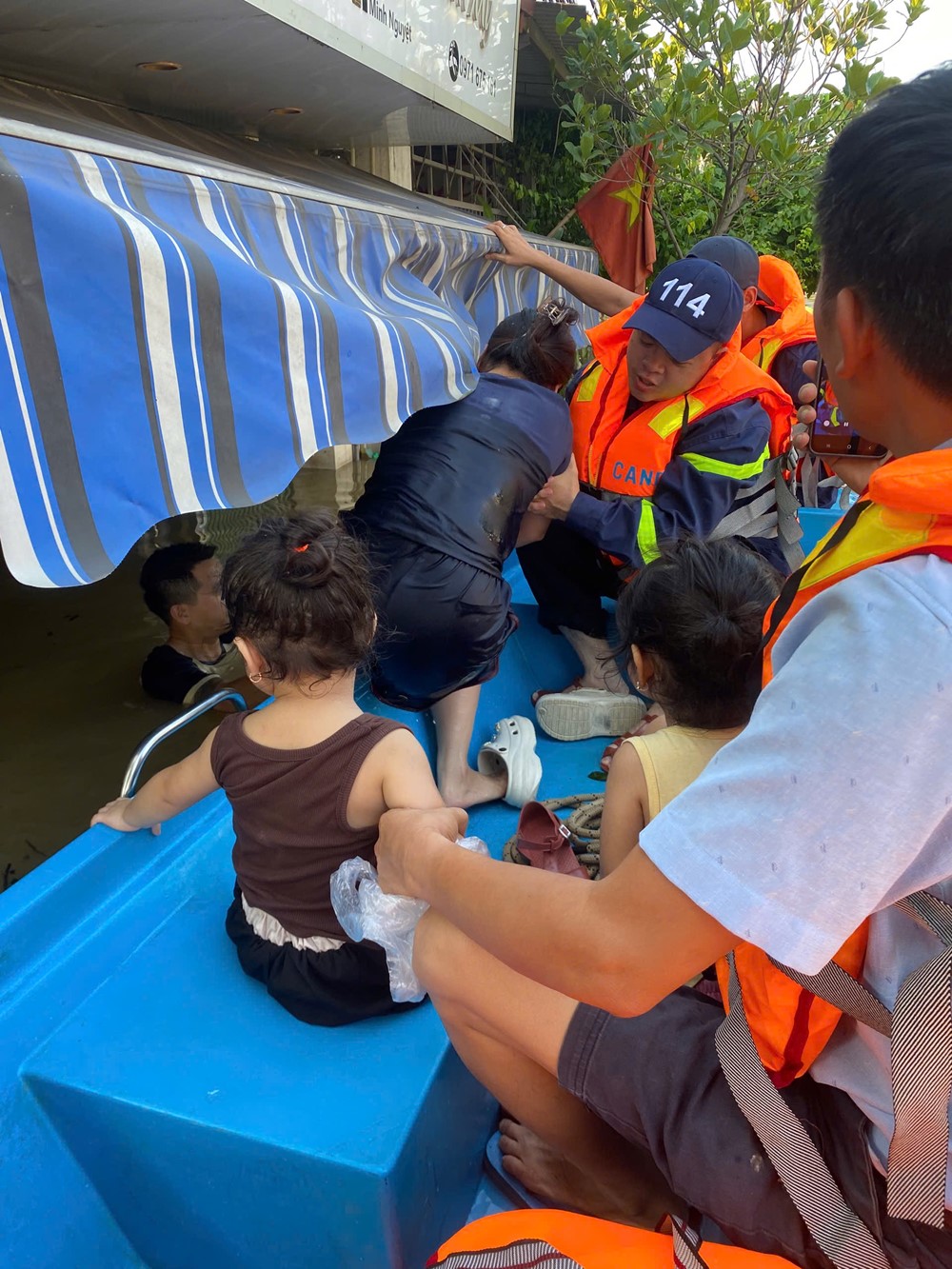 Công an Thành phố tổ chức hỗ trợ người dân xã Trung Giã khắc phục hậu quả mưa lũ - ảnh 8