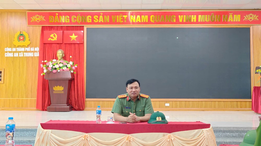 Lãnh đạo Công an Hà Nội kiểm tra, động viên cán bộ chiến sĩ hỗ trợ nhân dân vùng lũ - ảnh 1
