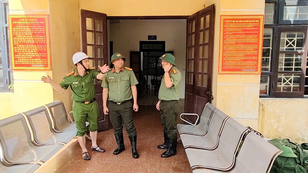 Lãnh đạo Công an Hà Nội kiểm tra, động viên cán bộ chiến sĩ hỗ trợ nhân dân vùng lũ - ảnh 3