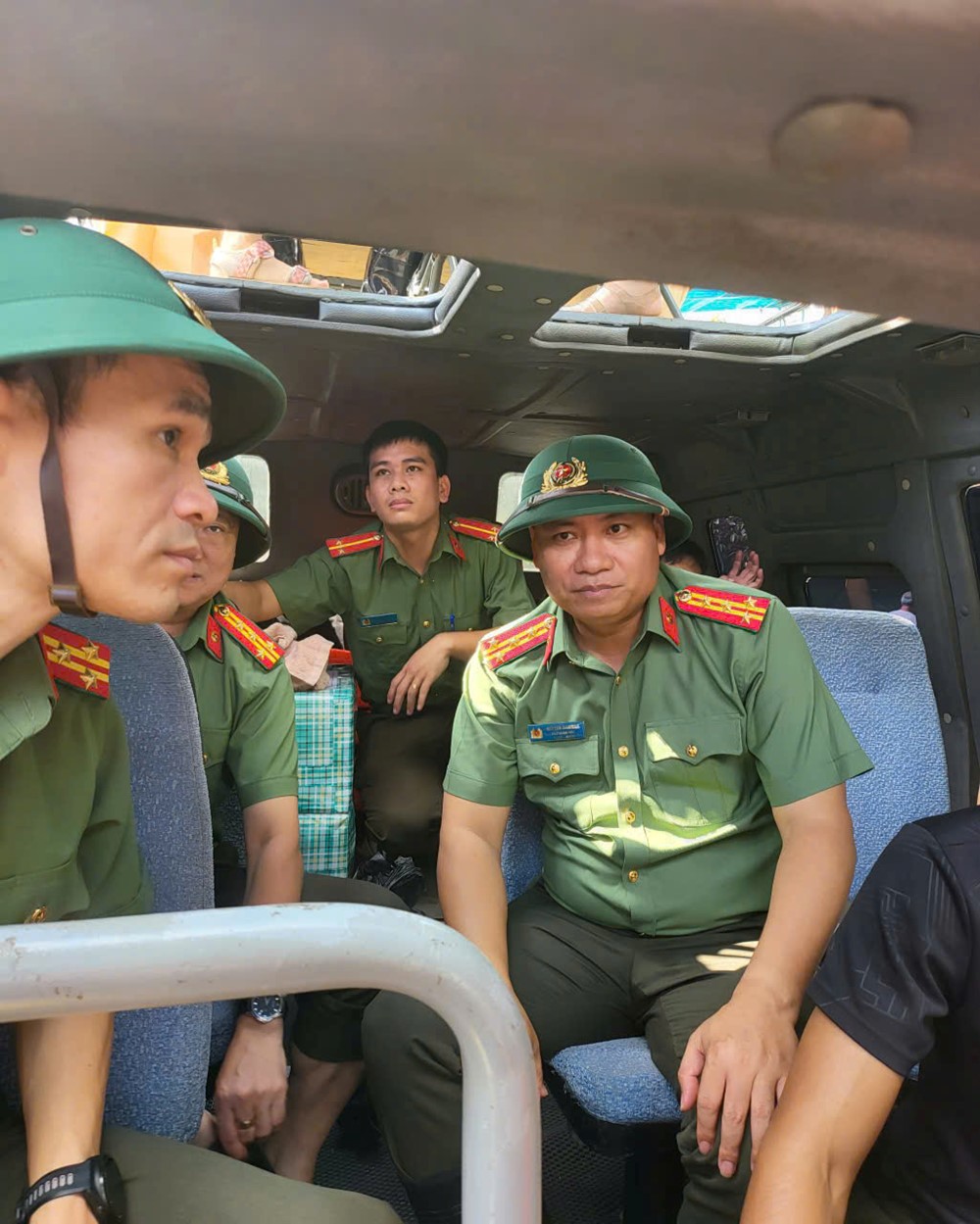 Lãnh đạo Công an Hà Nội kiểm tra, động viên cán bộ chiến sĩ hỗ trợ nhân dân vùng lũ - ảnh 2