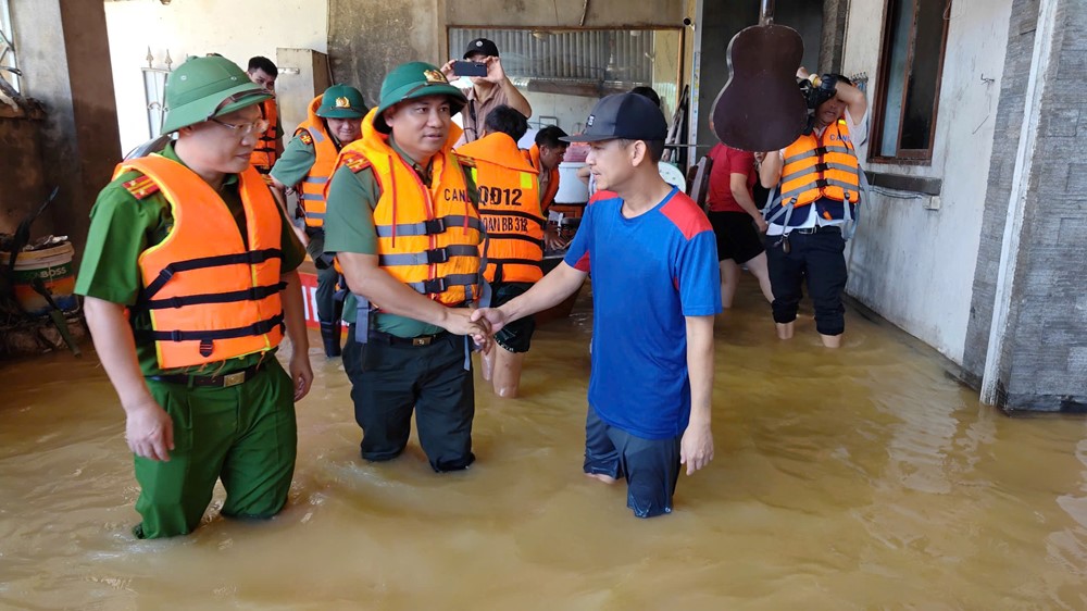Lãnh đạo Công an Hà Nội kiểm tra, động viên cán bộ chiến sĩ hỗ trợ nhân dân vùng lũ - ảnh 4