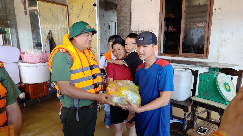 Lãnh đạo Công an Hà Nội kiểm tra, động viên cán bộ chiến sĩ hỗ trợ nhân dân vùng lũ - ảnh 5