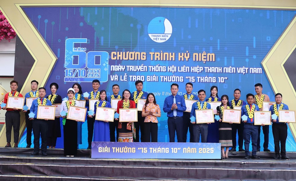 Trao Giải thưởng “15 tháng 10” cho 69 cán bộ tiêu biểu - ảnh 4