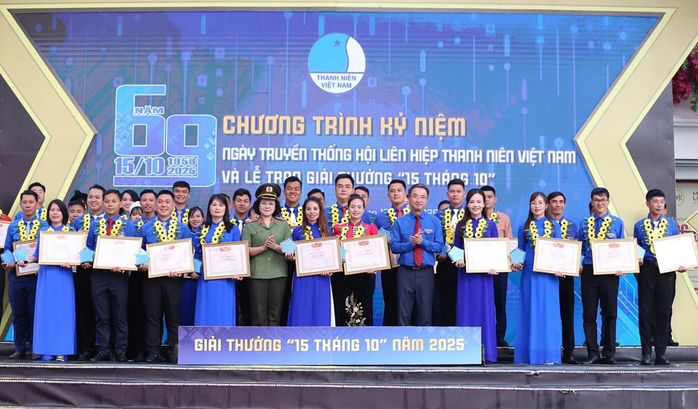 Trao Giải thưởng “15 tháng 10” cho 69 cán bộ tiêu biểu - ảnh 5