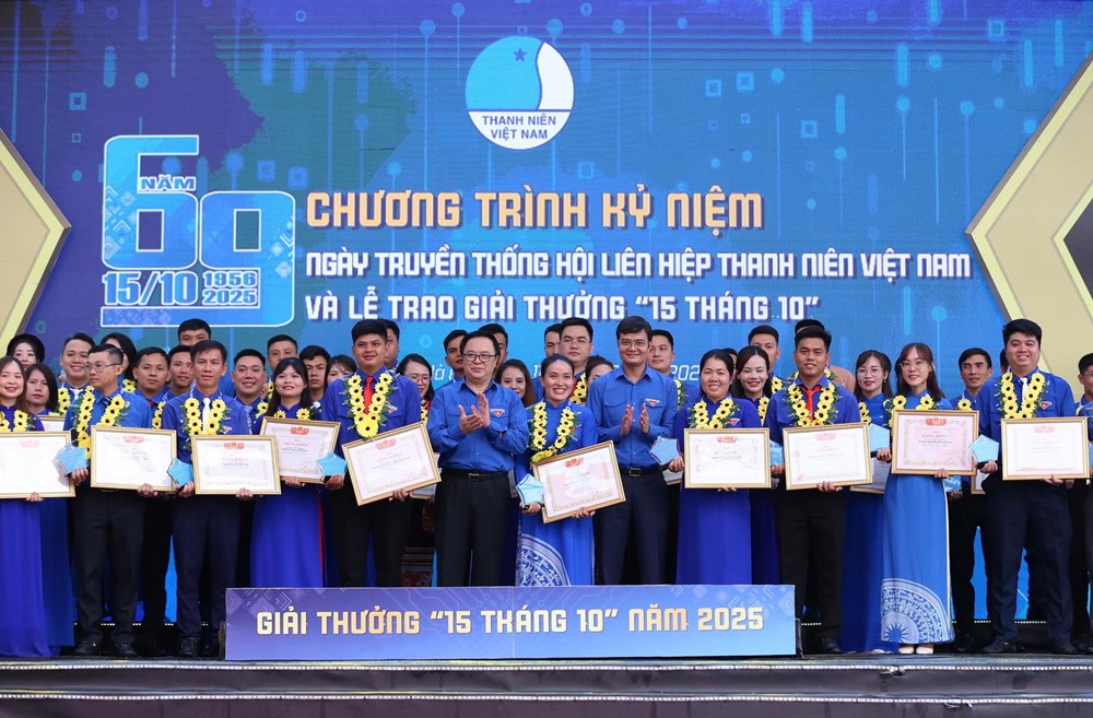 Trao Giải thưởng “15 tháng 10” cho 69 cán bộ tiêu biểu - ảnh 6