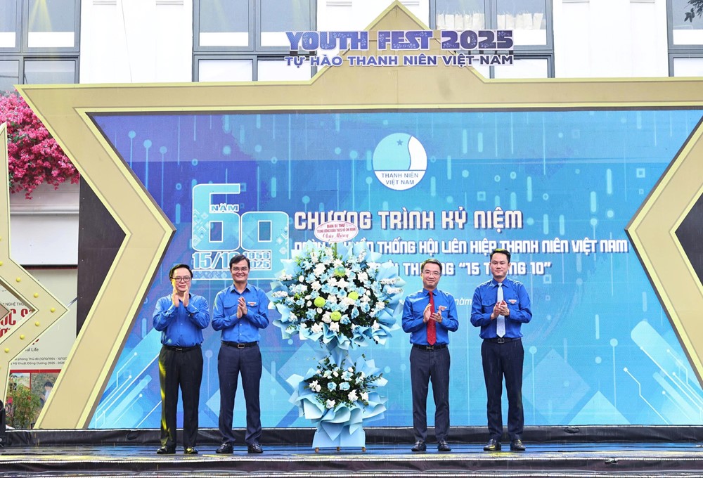 Trao Giải thưởng “15 tháng 10” cho 69 cán bộ tiêu biểu - ảnh 3