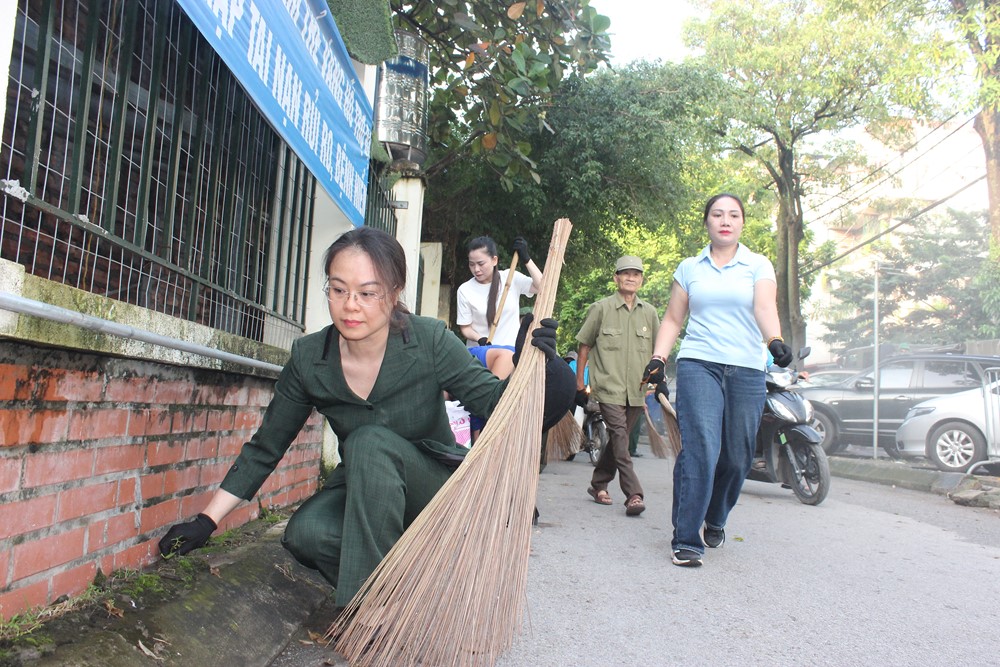 Phường Tây Tựu ra quân “Ngày Chủ nhật xanh” bảo vệ môi trường - ảnh 7