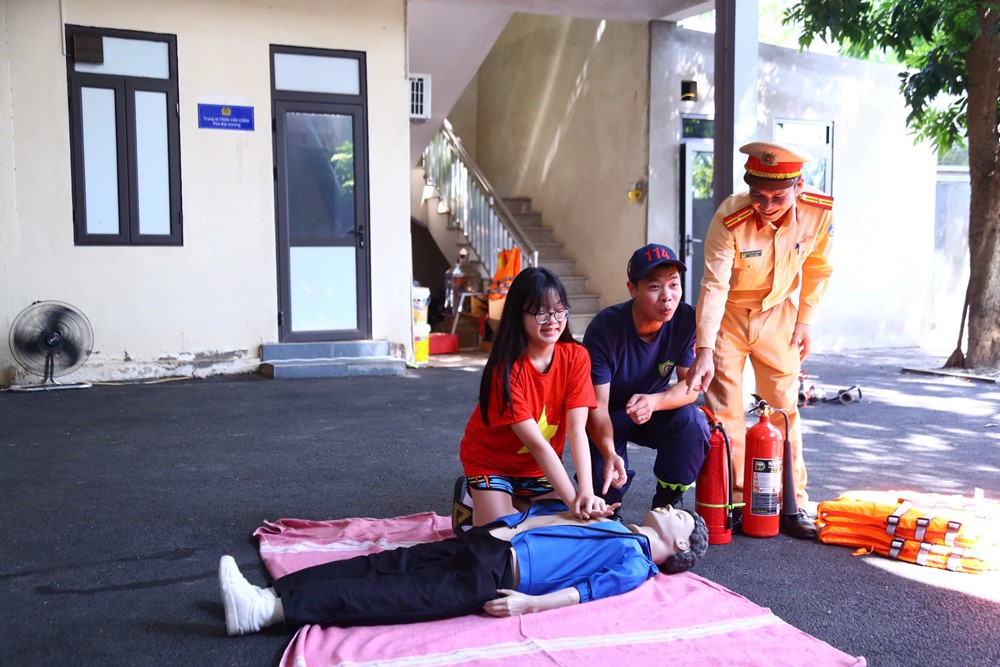 Công an Hà Nội tập huấn kỹ năng cứu người đuối nước cho học sinh  - ảnh 1