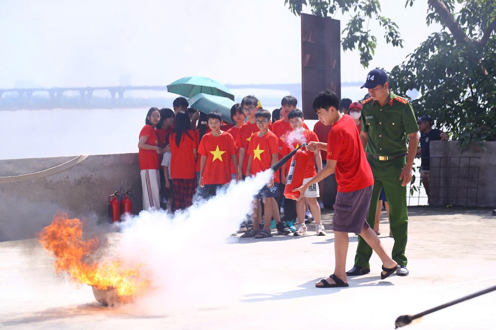 Công an Hà Nội tập huấn kỹ năng cứu người đuối nước cho học sinh  - ảnh 5