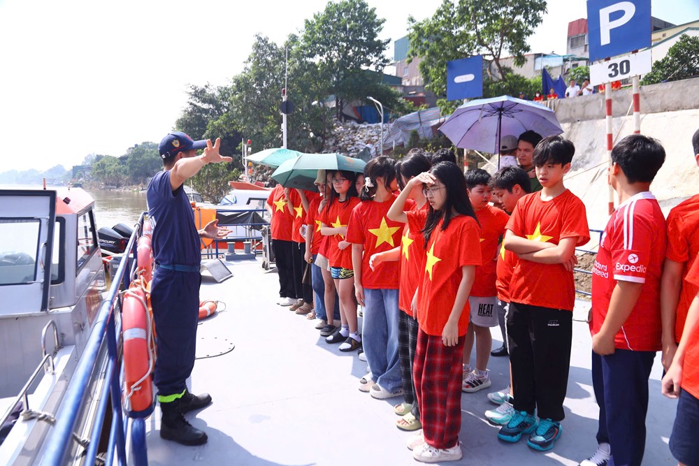Công an Hà Nội tập huấn kỹ năng cứu người đuối nước cho học sinh  - ảnh 3