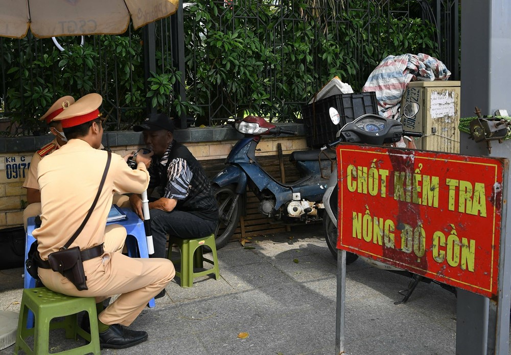 Hà Nội: Hàng chục tài xế vi phạm nồng độ cồn trong ngày đầu ra quân xử lý vi phạm nồng độ cồn - ảnh 1