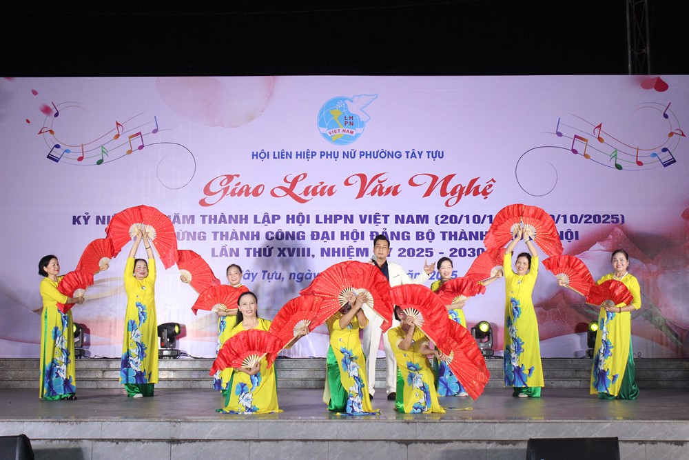 Hội LHPN phường Tây Tựu: Tưng bừng giao lưu văn nghệ kỷ niệm 95 năm thành lập Hội LHPN Việt Nam - ảnh 6