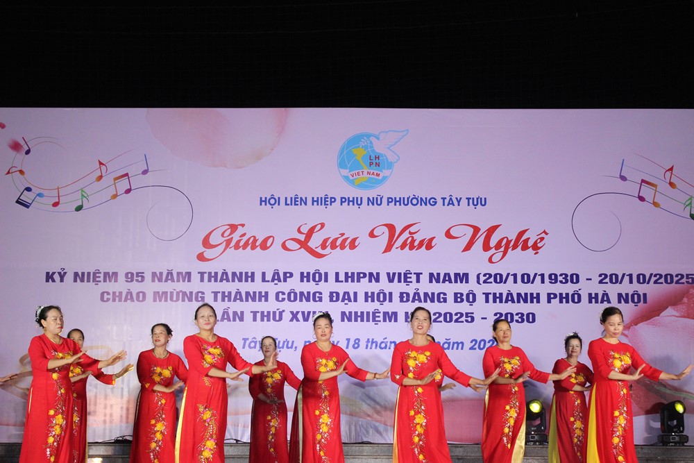Hội LHPN phường Tây Tựu: Tưng bừng giao lưu văn nghệ kỷ niệm 95 năm thành lập Hội LHPN Việt Nam - ảnh 7