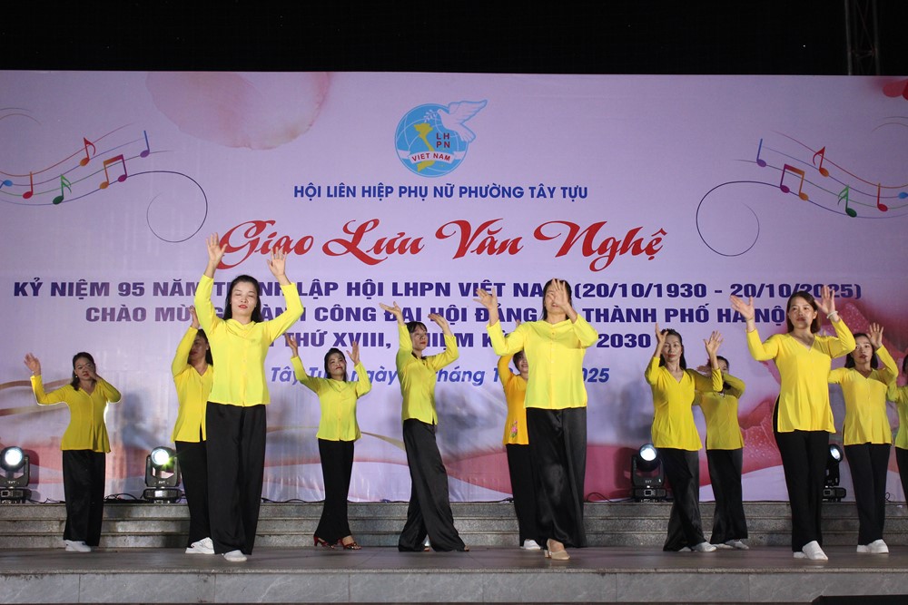 Hội LHPN phường Tây Tựu: Tưng bừng giao lưu văn nghệ kỷ niệm 95 năm thành lập Hội LHPN Việt Nam - ảnh 13