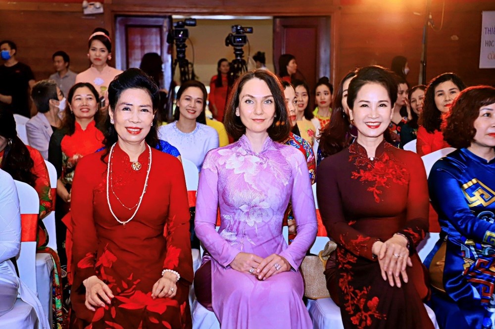 Phu nhân Đại sứ Liên bang Nga lộng lẫy với áo dài Việt - ảnh 1