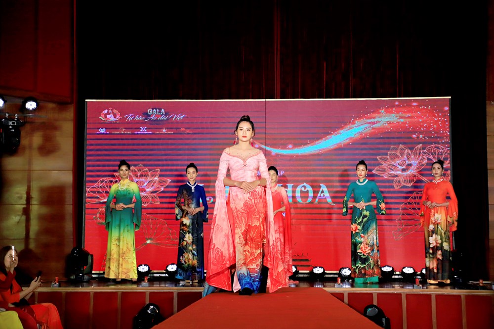 Phu nhân Đại sứ Liên bang Nga lộng lẫy với áo dài Việt - ảnh 14