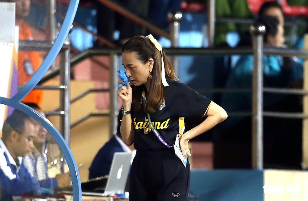 Nữ trưởng đoàn của U23 Thái Lan bất ngờ dính chấn thương - ảnh 2