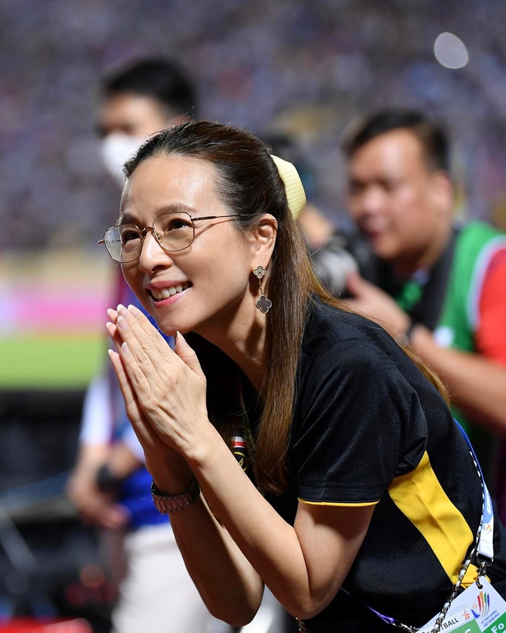 Nữ trưởng đoàn của U23 Thái Lan bất ngờ dính chấn thương - ảnh 1