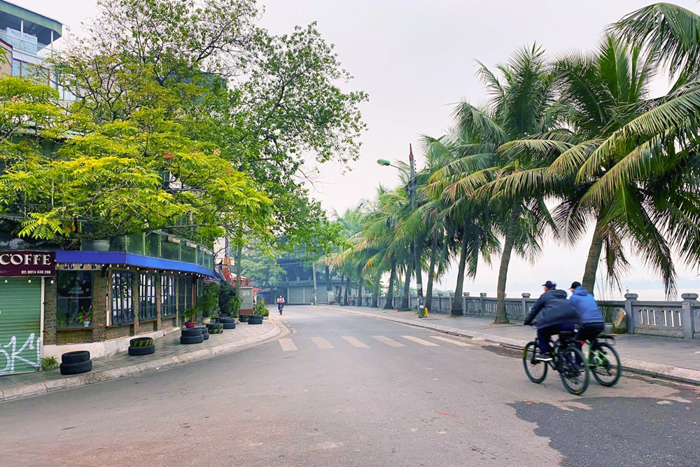 Đường phố Hà Nội yên bình sáng đầu năm  - ảnh 4