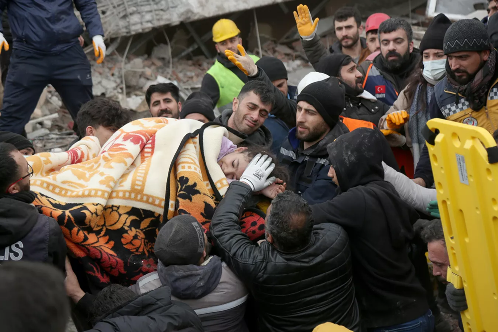 Những hình ảnh rúng động về trận động đất tại biên giới Thổ Nhĩ Kỳ - Syria - ảnh 14