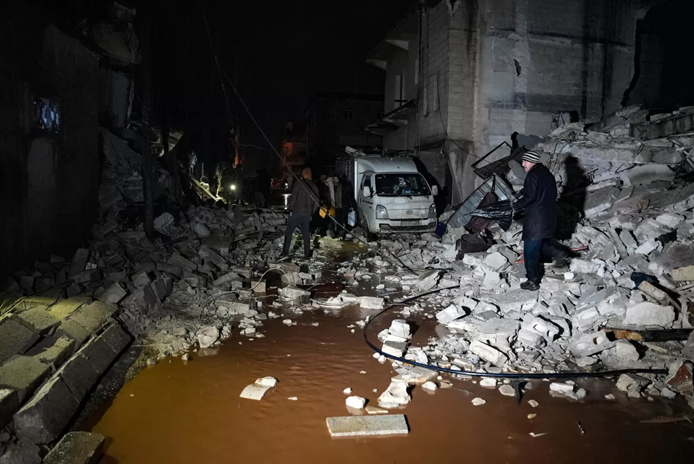 Những hình ảnh rúng động về trận động đất tại biên giới Thổ Nhĩ Kỳ - Syria - ảnh 9